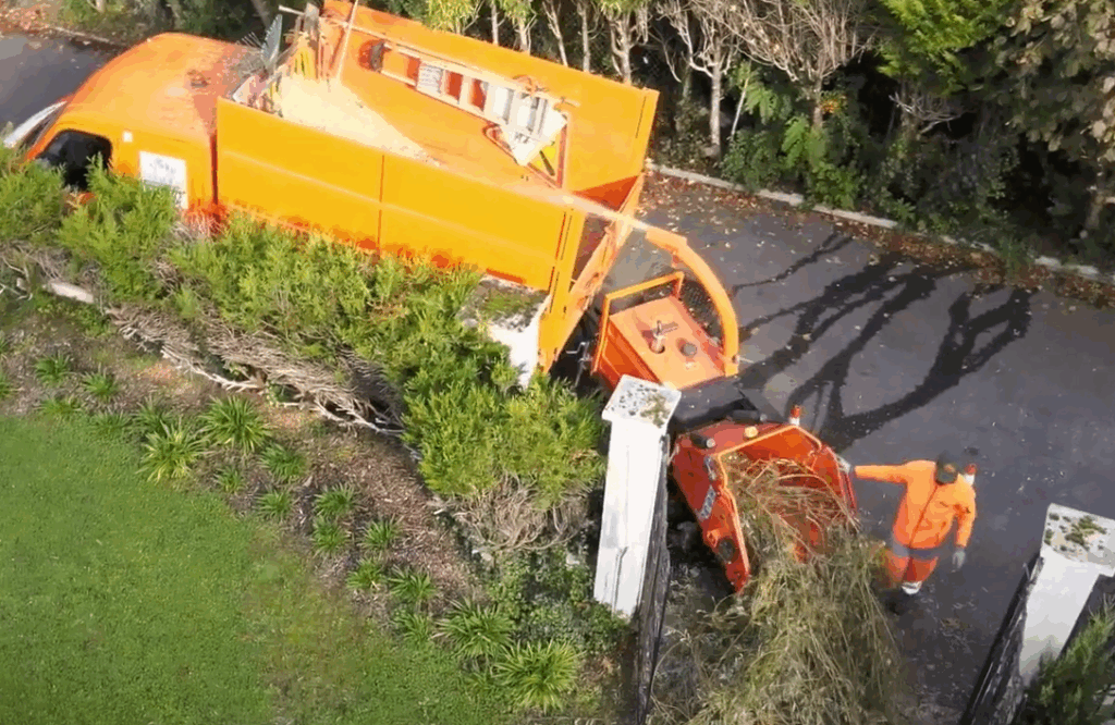Broyeuse et camion benne Lelievre, paysagiste en Île-de-France