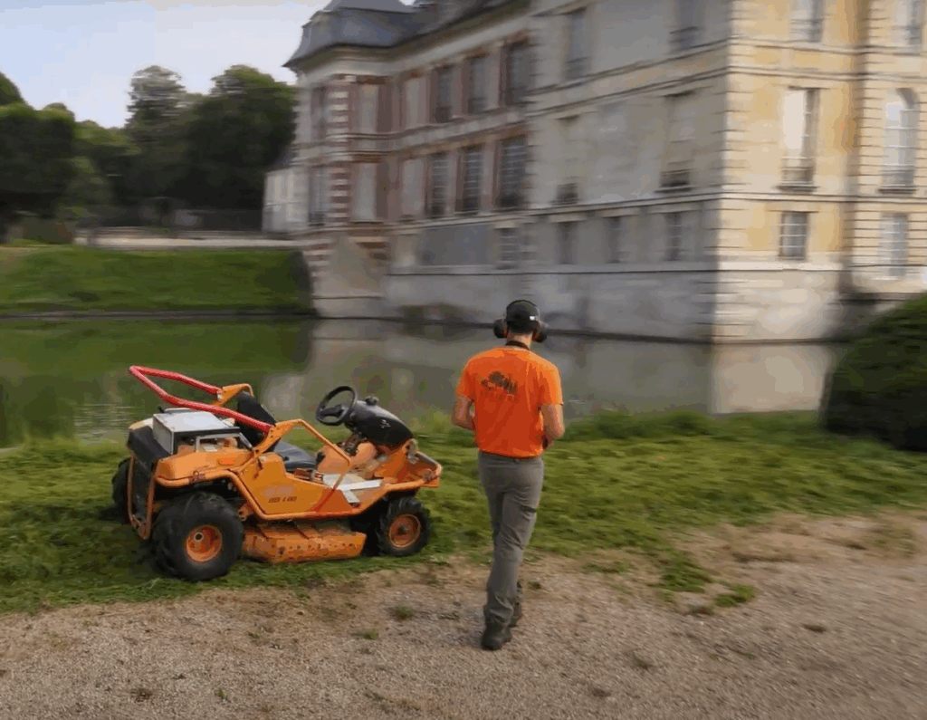 Lelievre, entreprise d'entretien d'espace vert en Île-de-France utilise des tondeuses télécommandées quand c'est nécessaire.