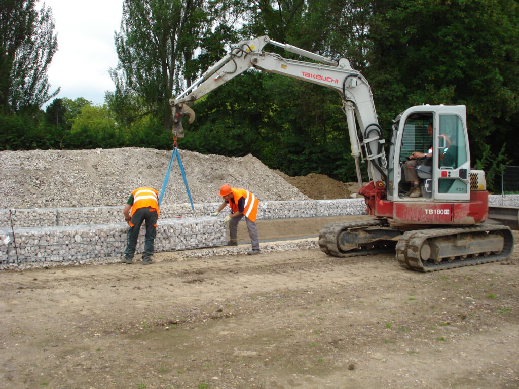 Pose de gabions pré-remplits dans la Seine et Marne