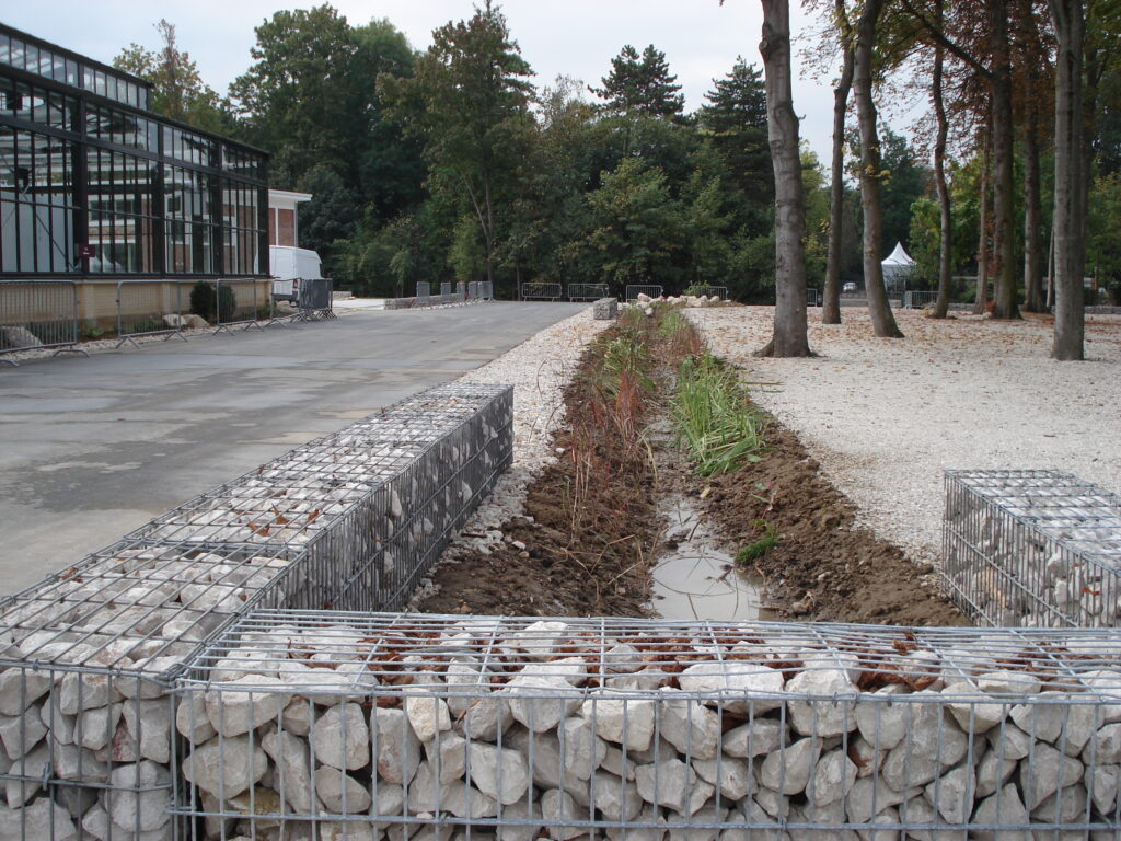 Muret de gabions en pourtour de bassin à l'hippodrome de Longchamp
